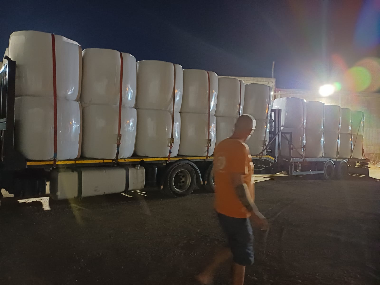 camiao-porta-maquinas-rígido-3-eixos-equipado-rampa-guincho (3)